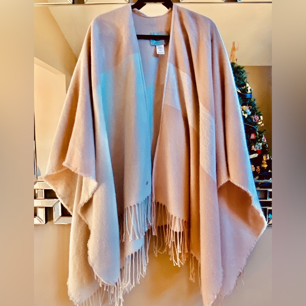 SOUA&KYI, Absolutely Gorgeous Poncho Cape! The Material is Beautiful ๐ป๐ป๐ป๐ป๐ป - Picture 10 of 11